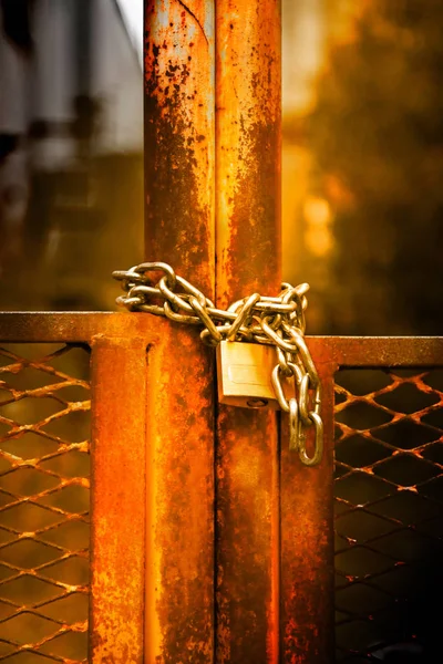 Ржавые металлические ворота, закрытые замком - концептуальное изображение — стоковое фото
