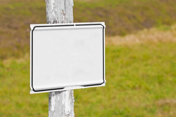 Blanco reclame wit metaal Billboard in een veld van gedroogde gras — Stockfoto