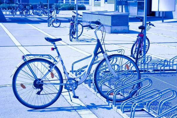 Biciclette parcheggiate nella strada di Vienna (Austria - Europa ) — Foto Stock