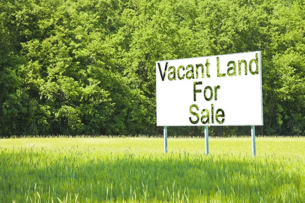 Reklám hirdetőtábla meríteni egy vidéki jelenet üres földet — Stock Fotó