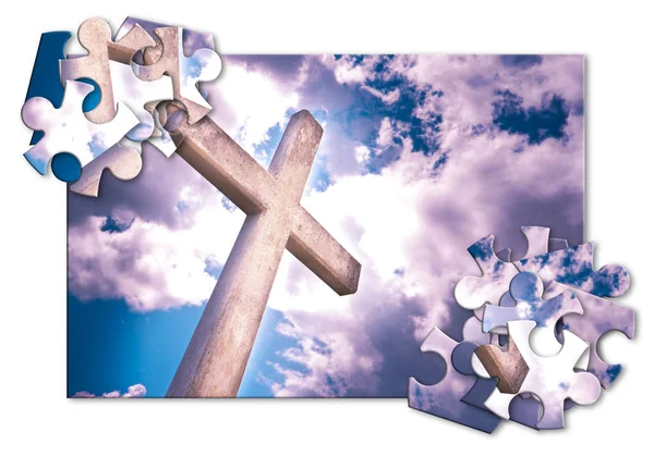 Reconstruir a nossa fé ou perder a fé - Cruz cristã contra um cl — Fotografia de Stock