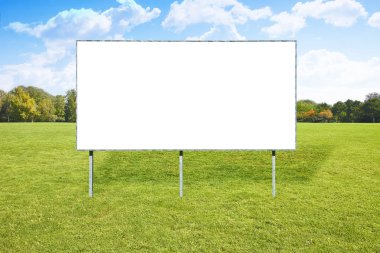 Ağaçlar ve gökyüzü ile yeşil bir alanda Boş reklam panosu 