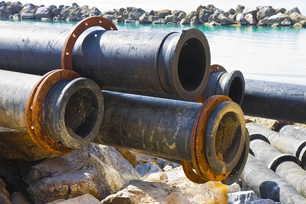 Σωλήνες πολυαιθυλενίου σε ένα εργοτάξιο δίπλα στη θάλασσα — Φωτογραφία Αρχείου