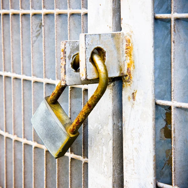 Puerta metálica oxidada cerrada con candado - imagen conceptual — Foto de Stock