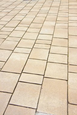 Renkli taş bloklar ile yapılan yeni kaldırım