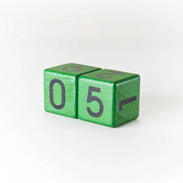 Nummer vijf geschreven op een houten groene kubus — Stockfoto