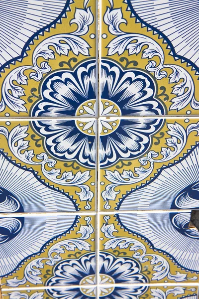 Decoraciones típicas portuguesas con azulejos de cerámica de colores - pers — Foto de Stock