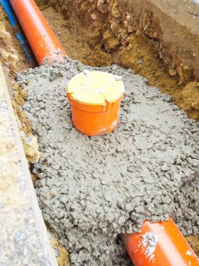 Montaj sırasında vida kapağı ile muayene beton rögar 
