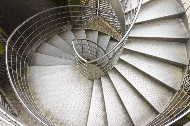 Geliştirilmiş yapıştırılalı metal levhaile inşa edilmiş yeni spiral merdiven