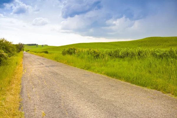 Tipical landsväg i Toscana landsbygd som kallas "White Road" — Stockfoto