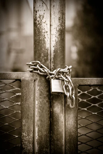 Puerta metálica oxidada cerrada con candado - imagen conceptual con copia s — Foto de Stock
