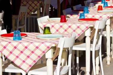 Ging ile açık havada yemek için bir İtalyan şehir caddesinde set masalar