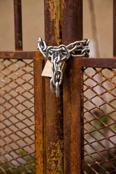 Puerta de metal cerrada con candado —  Fotos de Stock