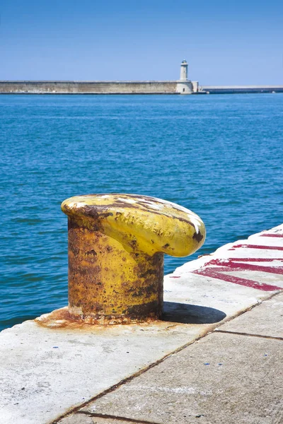 Vieux taquet jaune rouillé pour bateaux d'amarrage — Photo