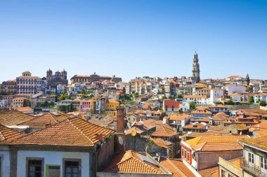 Oporto panoramik görünümü. Arka planda ünlü Clerigos kulesi