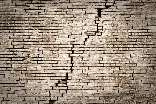 Vieux mur de briques fissuré et endommagé - mur avec fissure en diagonale — Photo