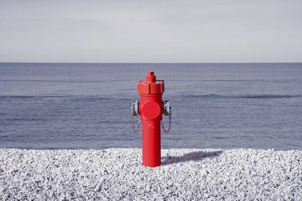 Um hidrante improvável à beira-mar. Conceito de abundância de água — Fotografia de Stock
