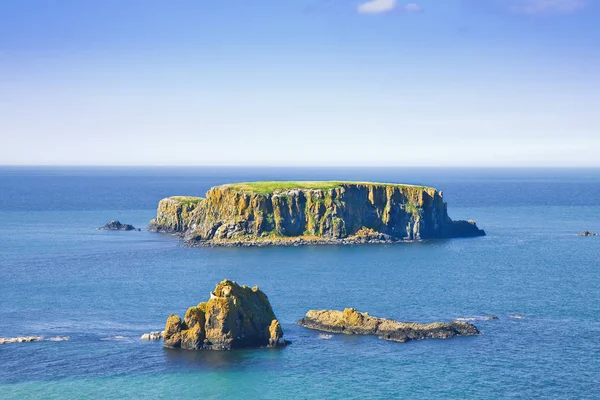 北アイルランド海の真ん中にある小さな岩の島(Eu — ストック写真