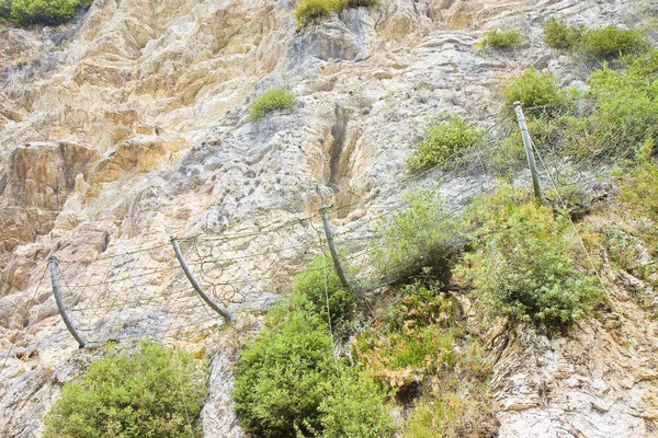Siatka ochronna przed spadającymi skałami z gór — Zdjęcie stockowe