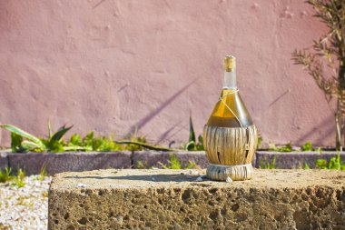 Şarap Flask bir tüf taş blok agai üzerinde saman dinlenme ile kaplı