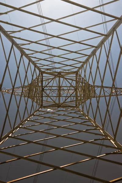 Dentro de un pilón de potencia - imagen conceptual — Foto de Stock