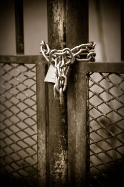 Asma kilit - kopya s görüntüsüyle kavramı ile paslı metal geçit kapalı