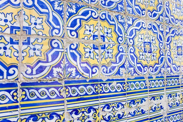 Decoraciones típicas portuguesas con azulejos de cerámica de colores - pers — Foto de Stock