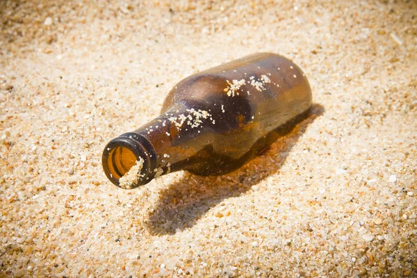 Bouteille de verre à bière abandonnée sur la plage — Photo
