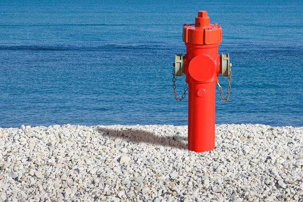 Un hidrante en la playa. Mucha agua: imagen conceptual —  Fotos de Stock