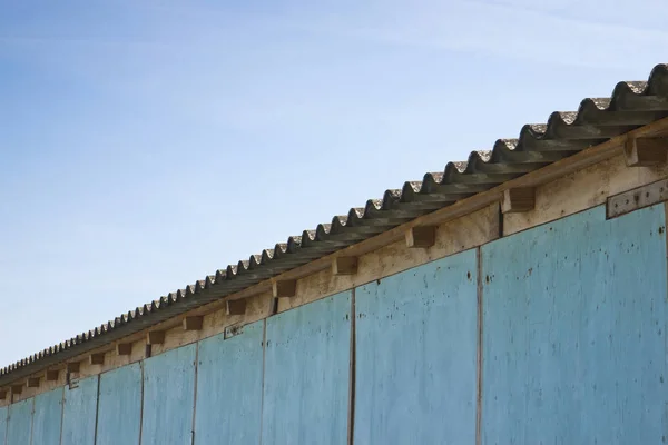 Vieillesse toit en amiante dangereux - l'un des matériaux les plus dangereux dans les bâtiments appelés tueur caché — Photo