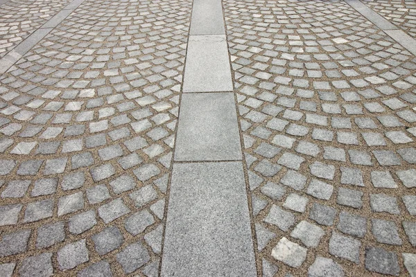 Nuevo pavimento hecho con losas de piedra gris y pequeño bloque de cubo de piedra —  Fotos de Stock