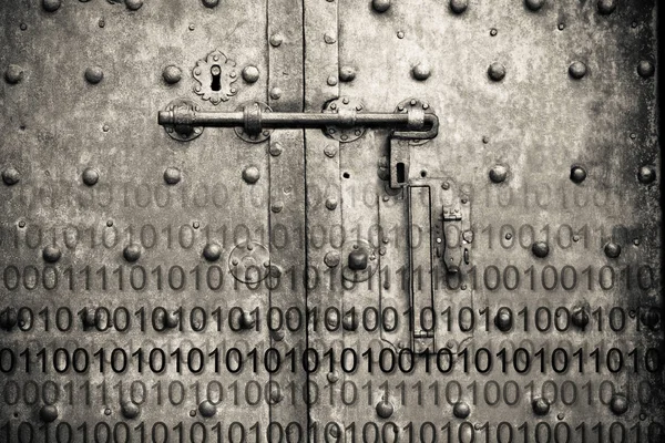 Imagen de concepto de archivo de código secreto contra una vieja puerta metálica oxidada — Foto de Stock