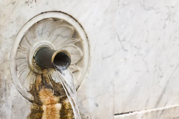 Agua que fluye de una antigua fuente de latón italiano y mármol con —  Fotos de Stock