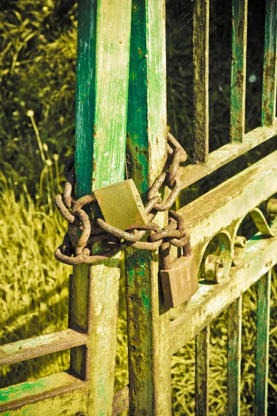 Puerta de metal cerrada con candado — Foto de Stock