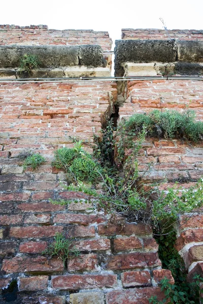 Mur de briques fissuré - fissure profonde dans un mur de briques — Photo