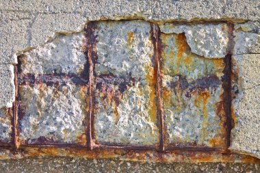 Betonarme hasarlı ve paslı metal reinforcemen ile