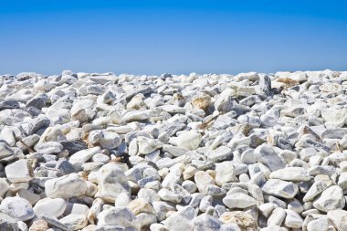 Mavi bir gökyüzü karşı yumuşak yuvarlak beyaz ve gri taş