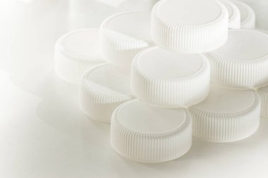 Beyaz arka plan - kopya alanı ile görüntü üzerinde beyaz plastik kapaklar