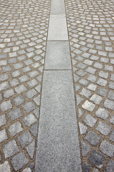 Nova pavimentação feita com lajes de pedra cinza e pequeno bloco de cubo de pedra — Fotografia de Stock