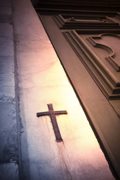 Железный крест прижатый к камню - концептуальное изображение — стоковое фото