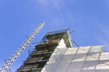 İskele mavi arka planda cephe üzerinde çalışmak için