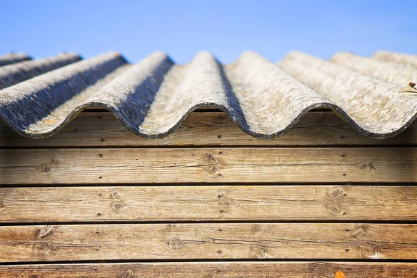 하나에서 가장 위험한 물질의 위험한 석면 지붕- — 스톡 사진