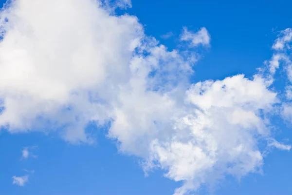 Blauer Himmel Hintergrund mit weißen Wolken - Bild mit Kopierraum — Stockfoto