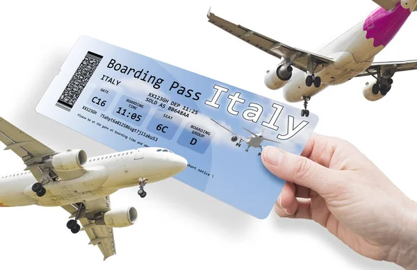 Hand av en kvinna som innehar en flygbiljett till Italien. — Stockfoto