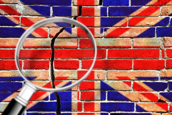 Cracked brick wall with British flag - Researching the reasons o — Stock Photo, Image