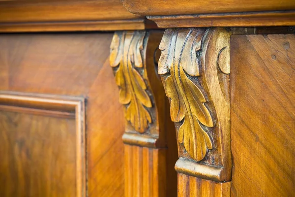 Detail starého vyřezávaného italského dřevěného nábytku s vyřezávaným Flo — Stock fotografie