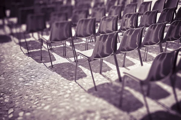 Las sillas de un cine al aire libre - filtro de desplazamiento de inclinación añadido - tonificado im —  Fotos de Stock
