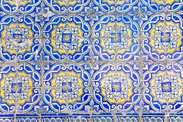 Старые поврежденные типичные португальские украшения с цветной керамикой — стоковое фото