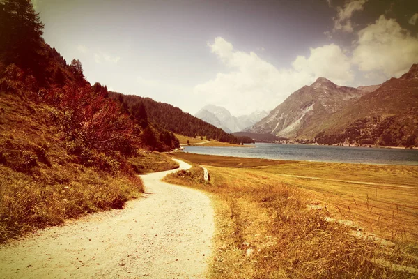 Country road around Sils Lake on upper Engadine Valley (Switzerl — Stock Photo, Image