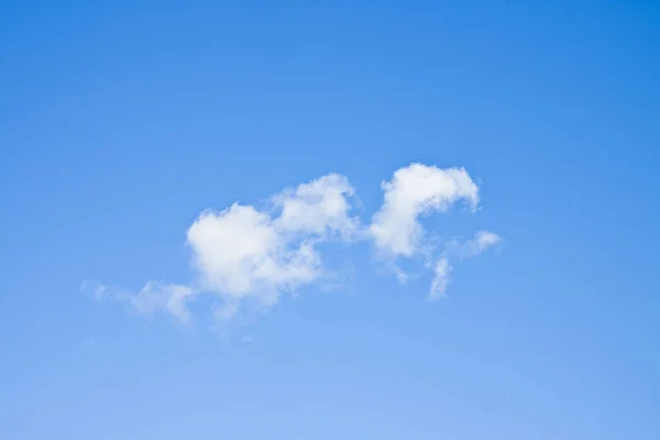 蓝天背景与白云-图像与复制空间 — 图库照片